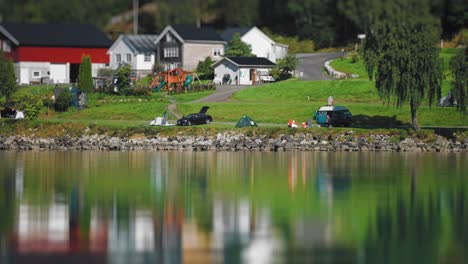 Ein-Campingplatz-Am-Ufer-Des-Loensees