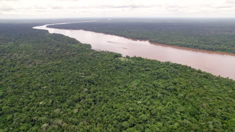 Luftaufnahme:-Großer-Süßwasserfluss-Durch-Den-Amazonas-Regenwald,-Fluss-Enthüllt