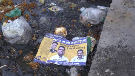 Basura-Flotando-En-La-Superficie-Del-Agua-Del-Río-Yamuna-En-Kalindi-Kunj-Ghat-En-Delhi