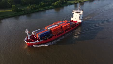 El-Barco-Es-Un-Titán-Errante-De-La-Industria,-Navegando-Por-Las-Profundidades-Del-Río,-Aéreo.