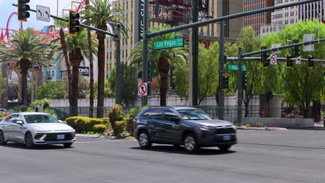 Ecke-Park-Avenue-Und-Las-Vegas-Boulevard,-Da-Autos-Bei-Wenig-Verkehr-An-Einem-Sommertag-Fahren