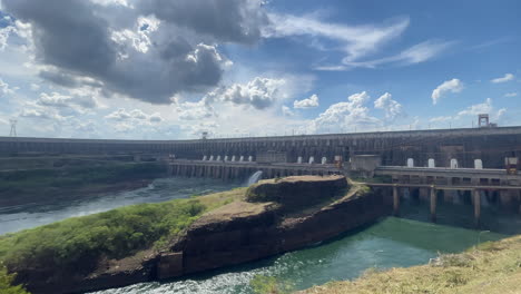 Staudamm-Itaipú-In-Foz-Do-Iguaçu,-Brasilien