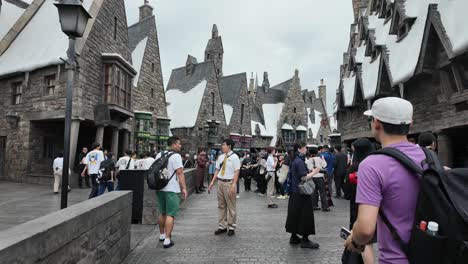 Besucher-Gehen-Und-Stehen-Im-Harry-Potter-Themenbereich-Der-Universal-Studios-Japan