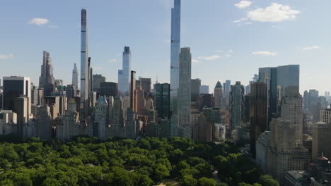 Drone-Volando-Hacia-Rascacielos-En-El-Centro-De-La-Ciudad,-Manhattan,-Día-Soleado-En-Nueva-York