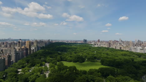 Drohnenüberflug-über-Den-Sommerlich-Gefärbten-Central-Park-Im-Sonnigen-Manhattan,-New-York,-USA