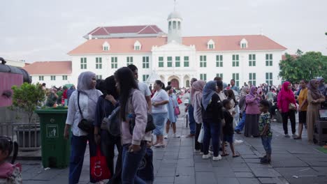 Die-Menschen-Besuchen-Den-Berühmten-Fatahillah-Platz-In-Der-Altstadt-Von-West-Jakarta,-Indonesien