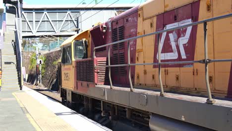 Queensland-rail-diesel-powered-locomotive,-train-2195A,-QR-owned-2170-class,-departing-Bowen-hills-station-platform