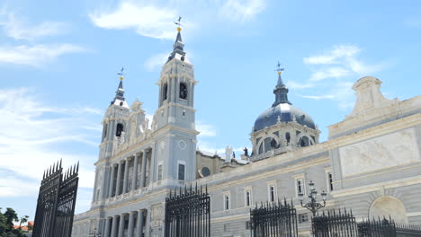 Fassade-Der-Almudena-Kathedrale-In-Madrid,-Nach-Oben-Geneigt,-Sonniger-Tag