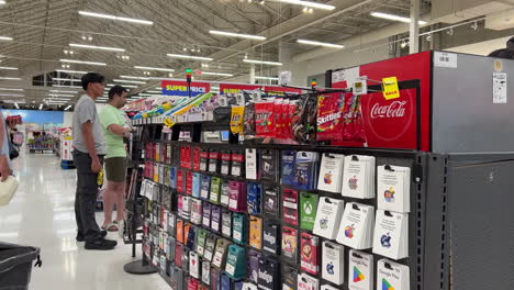 Menschen-Stehen-Schlange,-Um-An-Der-Selbstbedienungskasse-Im-Supermarkt-Lebensmittel-Zu-Bezahlen