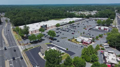 Centro-Comercial-Americano-En-Marietta-Durante-El-Día-Soleado.