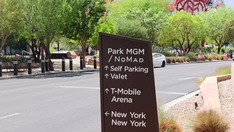 Industrielles-Straßenschild-Aus-Metall,-Das-Den-Verkehr-Zum-Park-MGM,-Nomad-Und-New-York-Hotel-In-Las-Vegas,-Nevada,-Lenkt