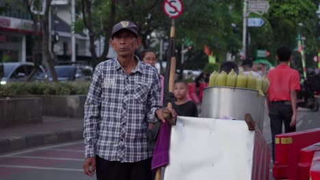 Straßenhändler-Verkauft-Mais-Im-Taman-Fatahillah-In-Jakarta,-Indonesien