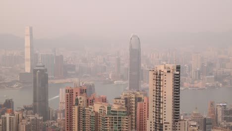 Dunstiger-Morgenblick-Auf-Die-Skyline-Von-Hongkong-Mit-Berühmten-Wolkenkratzern-Und-Dem-Hafen-In-Der-Ferne