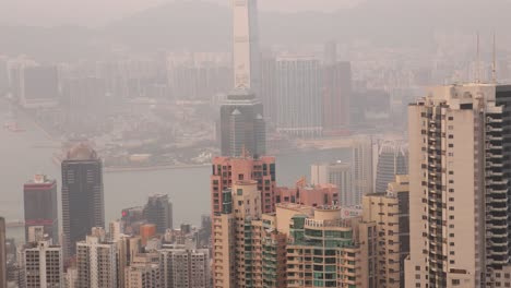 Nebliger-Morgenblick-Auf-Die-Skyline-Von-Hongkong-Mit-Wolkenkratzern-Und-Bergen-Im-Hintergrund