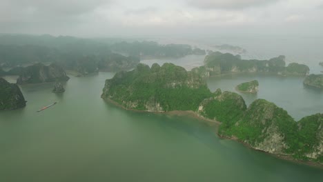 Drohnenansicht-Der-Ha-Long-Bucht-In-Vietnam-Mit-Atemberaubenden-Kalksteininseln-Und-Smaragdgrüner-Wasserlandschaft