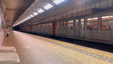 Metro-De-Bruselas-En-Cámara-Lenta-En-Una-Plataforma-Subterránea-Vacía