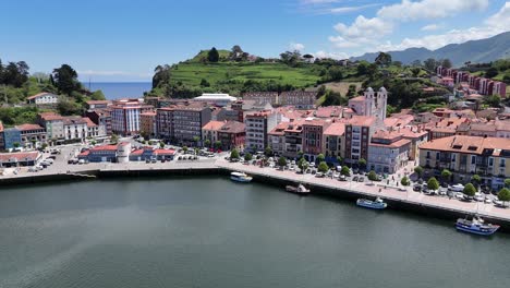 Uferkai-Ribadesella-Badeort-Asturien-Spanien-Drohne,-Luftaufnahme