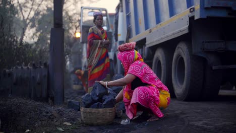 Indian-women-coal-pickers-at-Jharia-coalfield,-Dhanbad,-Jharkhand