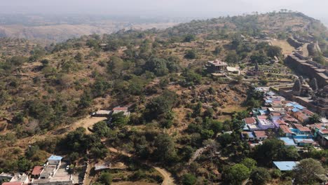 Vista-Aérea-De-La-Antigua-Fortaleza,-Arquitectura-única-Y-Construcción-Moderna-Con-Muralla-De-La-Fortaleza-En-La-Mañana.-El-Video-Se-Toma-En-Kumbhalgarh,-Rajastán,-India,-El-24-De-Noviembre-De-2023.