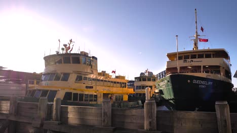 Breite-Handkameraaufnahmen-Von-Sydney-Harbour-Ferries-Am-Circular-Quay,-Wo-Sie-Auf-Passagiere-Warten