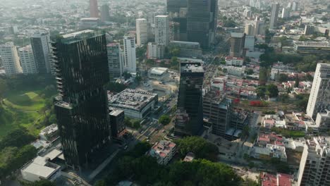 Toma-Aérea-De-Edificios-En-La-Ciudad-De-Guadalajara-En-Un-Día-Soleado