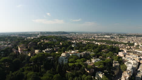 Panorámica-Aérea-A-Través-De-Colinas-Boscosas-Sobre-El-Barrio-De-Trastevere-Roma-Italia