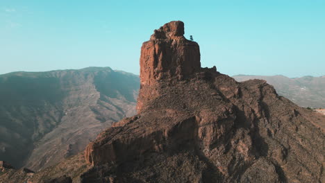 Vista-Aérea-En-Círculo-Del-Majestuoso-Roque-Bentayga-En-La-Isla-De-Gran-Canaria,-Tejeda,-Islas-Canarias,-España