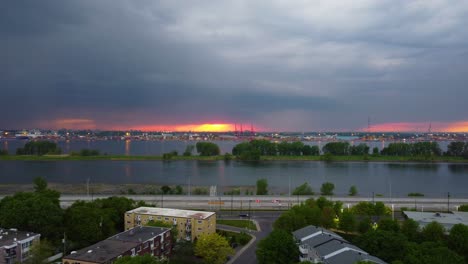 Nubes-Cumulonimbos-Reuniendo-Precipitaciones-En-Montreal,-QC,-Canadá