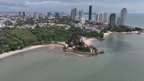 Heiligtum-Der-Wahrheit-In-Pattaya,-Thailand,-Luftaufnahme-Einer-Drohne