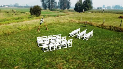 Imágenes-De-Drones-De-Sillas-De-Ceremonia-En-Un-Campo