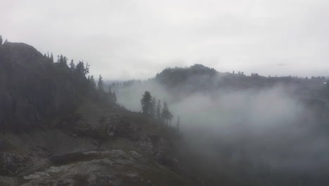 Neblig-graue-Wolken-Verdecken-Auf-Mysteriöse-Weise-Wald-Und-Bergrücken