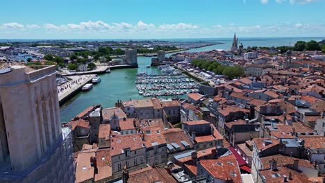 Der-älteste-Und-Geschichtsträchtigste-Vieux-Port-Mit-Ketten--Und-Saint-Nicolas-Türmen,-La-Rochelle,-Frankreich