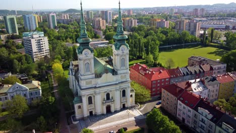 Vista-Aérea-De-La-Iglesia-De-Nuestra-Señora-La-Reina-En-Ostrava,-República-Checa-Durante-El-Día---Disparo-De-Drone