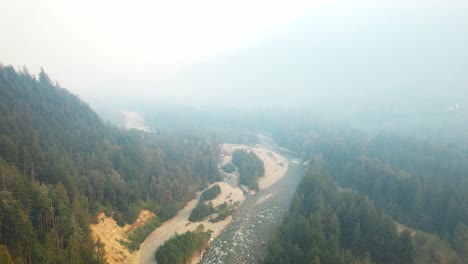 Amplia-Toma-De-Drones-Del-Río-Durante-Una-Tormenta-De-Humo