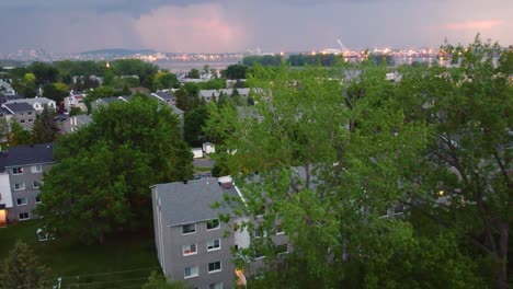 Gran-Tormenta-De-Lluvia-En-La-Distancia-De-Los-Suburbios-De-Montreal-Al-Atardecer