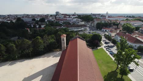 Drone-Dolly-Out-Church-De-Santa-Clara-En-Santarém-En-Portugal-En-Un-Día-Soleado