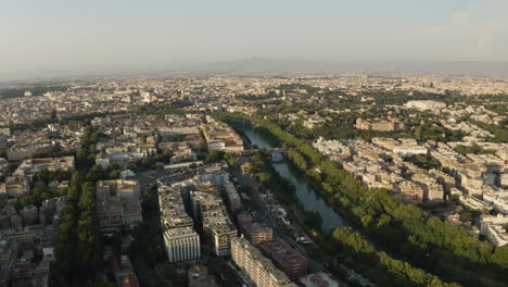 Antena-Alta-Que-Establece-Una-Descripción-General-Del-Barrio-De-Trastevere,-Roma,-Italia-Y-El-Río-Sinuoso.