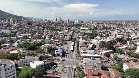 Aerial-perspective-of-the-famous-5th-Avenue-in-Cali,-Colombia