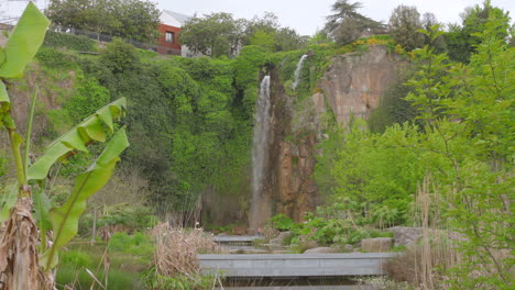 Vista-Panorámica-De-La-Cascada-En-El-Jardín-Extraordinario-Y-El-Paseo-De-Los-7-Miradores,-Nantes,-Francia