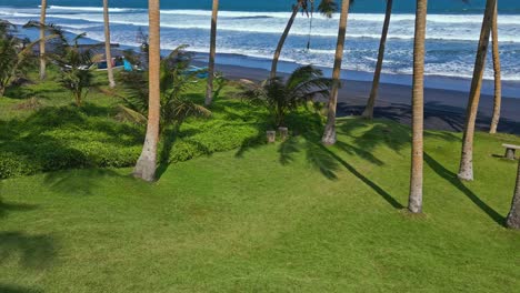 Relajante-Y-Pintoresca-Ubicación-En-La-Playa-De-Indonesia,-Paraíso-Tropical-Al-Aire-Libre