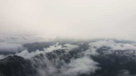 La-Densa-Capa-De-Nubes-De-Niebla-Oscurece-Los-Picos-De-Las-Montañas-Mientras-Los-Zarcillos-Se-Elevan-A-Lo-Largo-De-La-Cresta