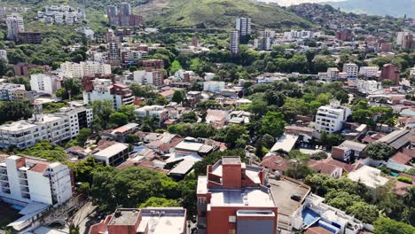 Imágenes-Aéreas-De-Un-Dron-Volando-Hacia-La-Avenida-Principal-En-El-Centro-De-Cali.