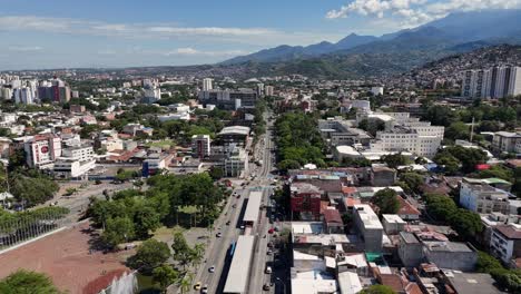 Vista-Aérea-De-La-Conocida-Quinta-Avenida,-Cali,-Colombia