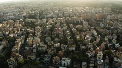 Das-Licht-Des-Sonnenuntergangs-Glitzert-Und-Spiegelt-Sich-Auf-Den-Dächern-Der-Gebäude-Im-Viertel-Trastevere-In-Rom,-Italien