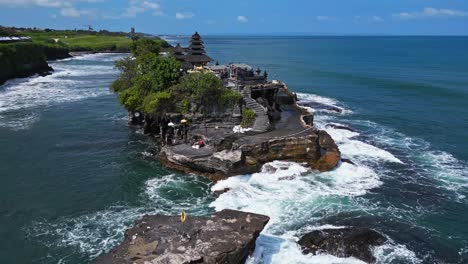 -El-Templo-De-Tanah-Lot-Se-Mantiene-Firme,-Centinela-De-La-Serenidad-A-Pesar-Del-Rugido-Del-Océano