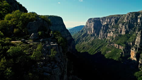 Aerial-forward-shot-of-famous-Vikos-Gorge-and-Pindus-Mountains-at-Zagori,-Epirus,-Greece