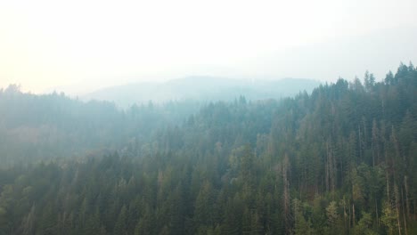 Drohne-Blickt-Während-Eines-Rauchsturms-Zum-Berggipfel-Hinauf