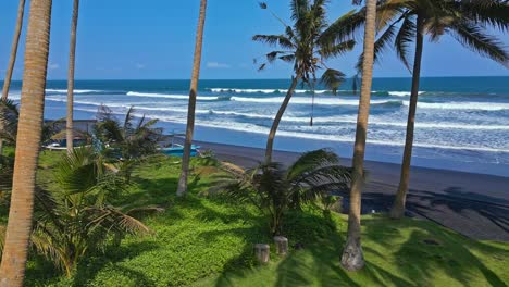 Olas-Del-Océano,-Destino-Exótico-De-Isla-Aislada,-Escena-Costera-De-Indonesia