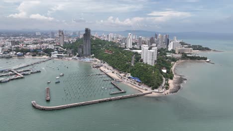 Skyline-Der-Stadt-Pattaya-Und-Ortsschild-Mit-Einer-Luftaufnahme