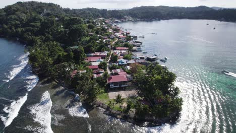 Luftaufnahme-Der-Insel-Bastimentos-Im-Bezirk-Bocas-Del-Toro-In-Panama,-Mit-Einem-Malerischen-Dorf-An-Der-Küste